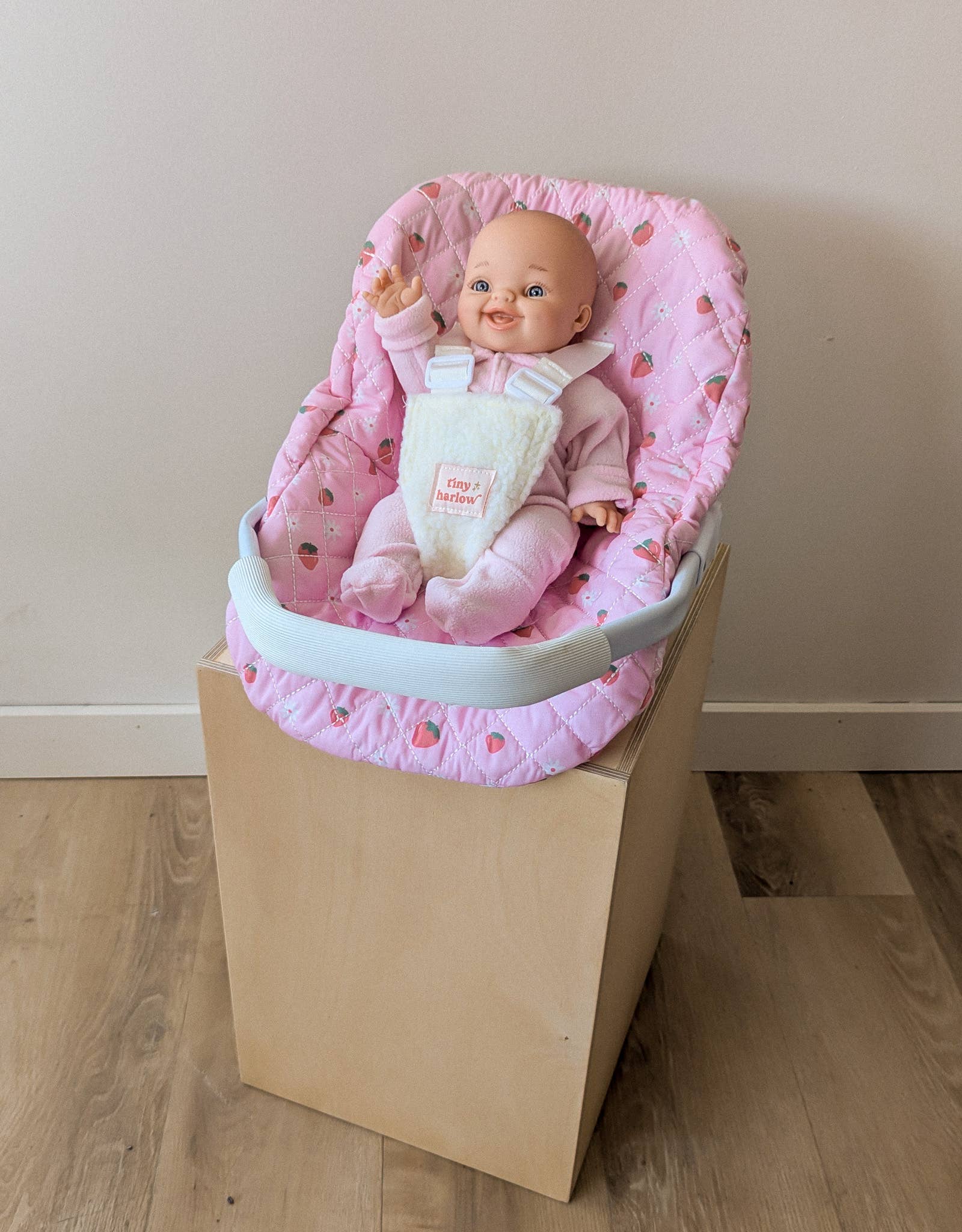 Doll Capsule - Strawberry picnic - Tiny Harlow